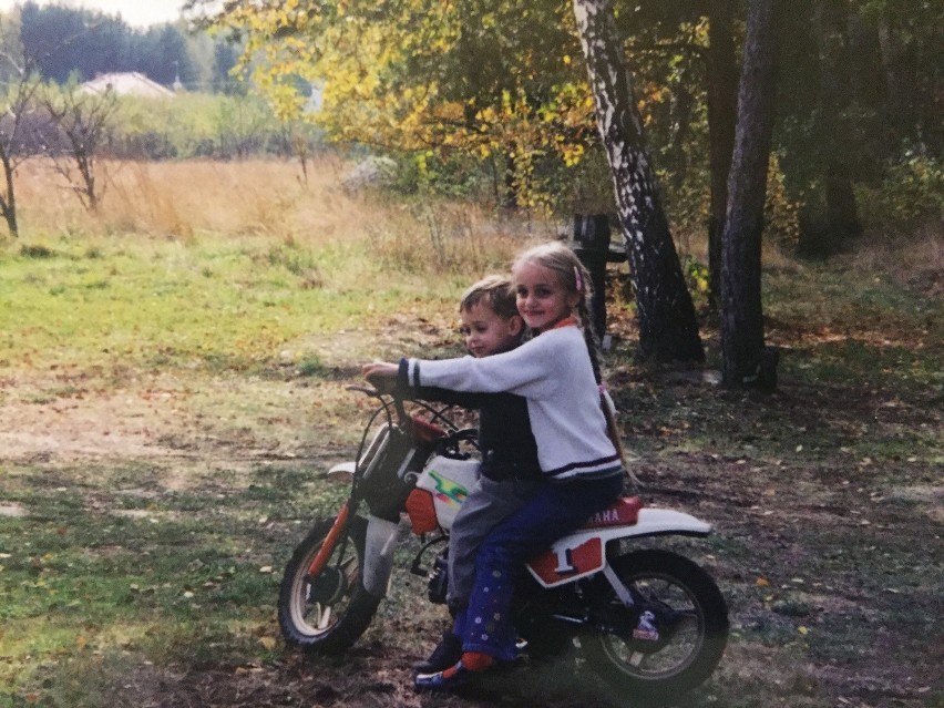 Krystian od dziecka jeździł na motocyklach. Na fotografii ze...