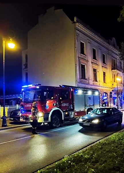 Groźny, nocny pożar kamienicy w centrum Nowego Sącza