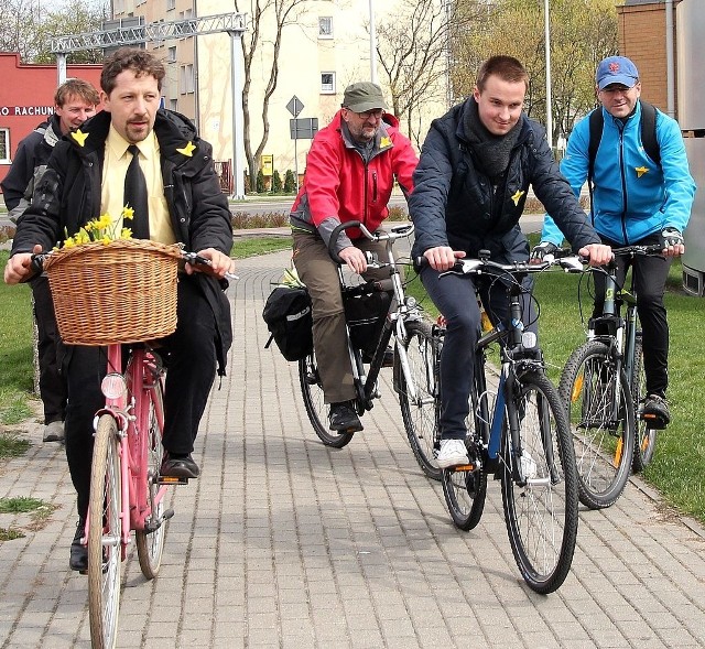 Niedzielny rajd rowerowy w 72. rocznicę powstania w getcie warszawskim był jednym z punków włocławskich obchodów tego wydarzenia.