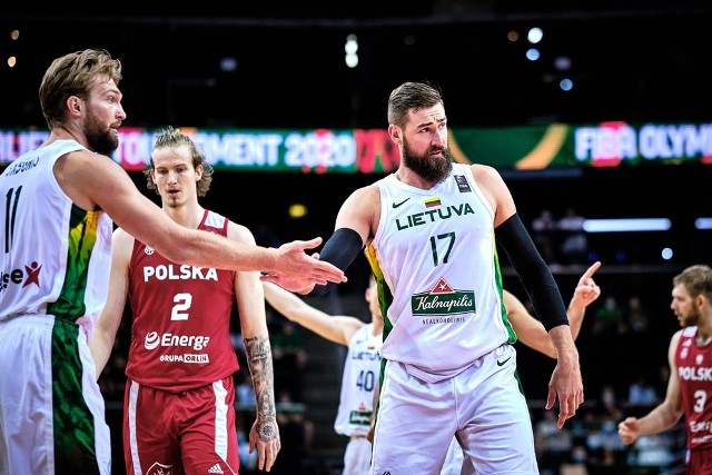 Domantas Sabonis i Jonas Valanciunas (nr 17) rozbili polską defensywę i zapewnili wygraną Litwinom