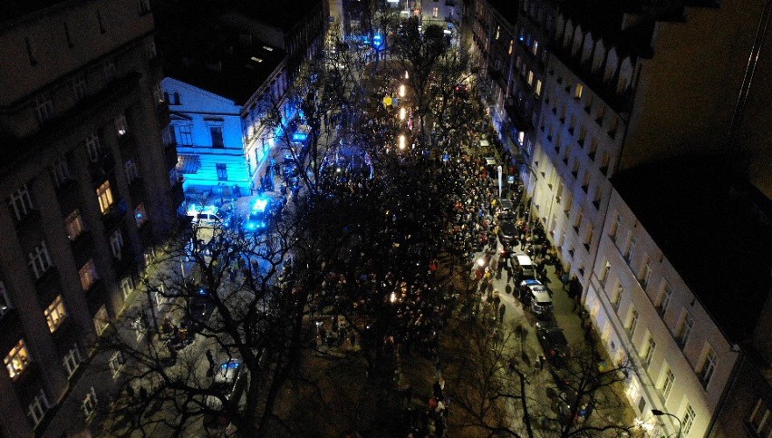 Kraków. Tysiące osób przyszło pod rosyjski konsulat. Głośny sprzeciw wobec ataku na Ukrainę [ZDJĘCIA]