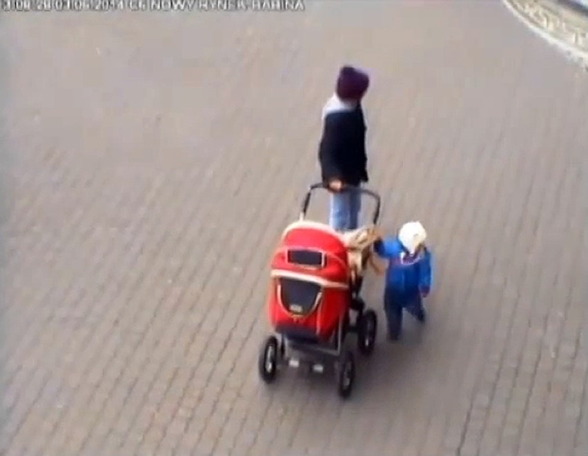 Przywiązała wycieńczone dziecko do wózka