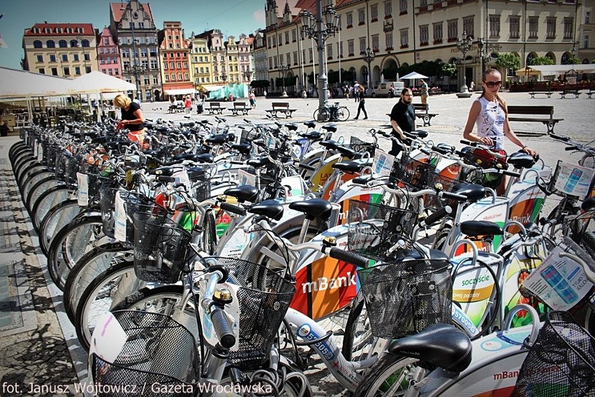 Wrocławski rynek zastawiony rowerami. O co chodzi? (ZDJĘCIA)