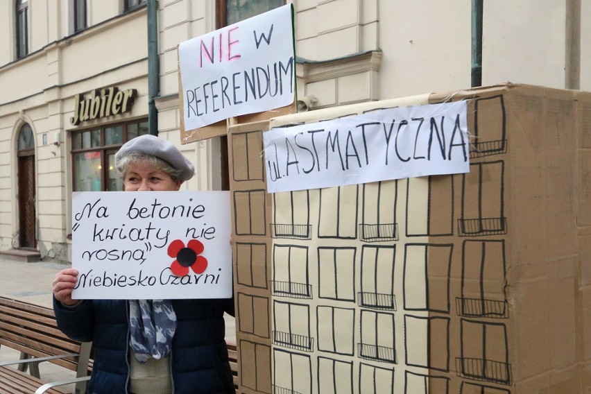 Tekturowe bloki stanęły na deptaku. Protest w sprawie zabudowy górek czechowskich (ZDJĘCIA)