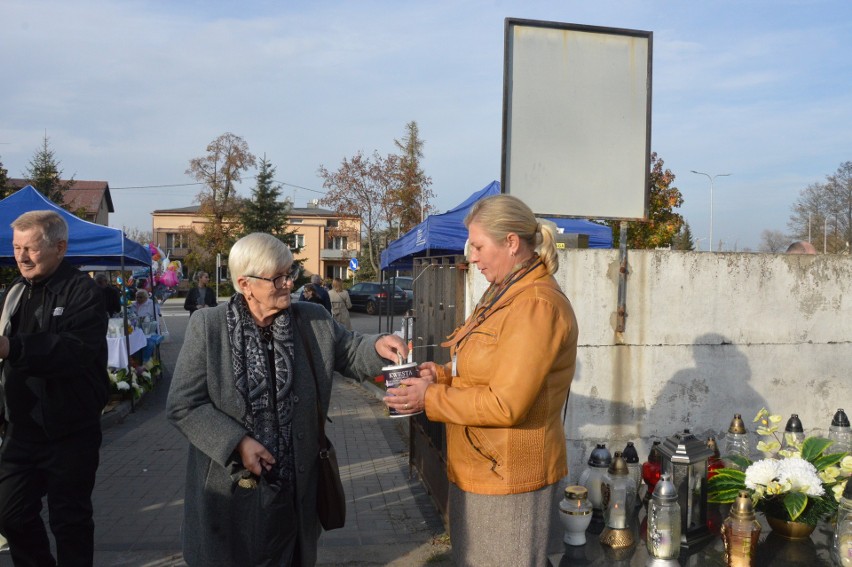 Przy cmentarzach w Skawinie kwestowało ponad 90 wolontariuszy. Kolejna udana zbiórka na nekropoliach