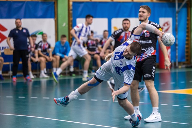Handball Stal Mielec (biało-niebieskie stroje) pokonała Autoinwest Żukowo.