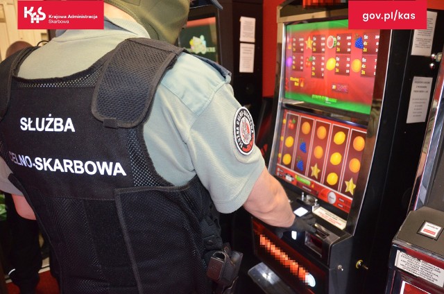 W Grudziądzu funkcjonariusze służby celno - skarbowej zabezpieczyli w dwóch lokalach: 7 nielegalnych automatów do gier, gotówkę i urządzenia do zdalnego zarządzania nielegalnym biznesem.
