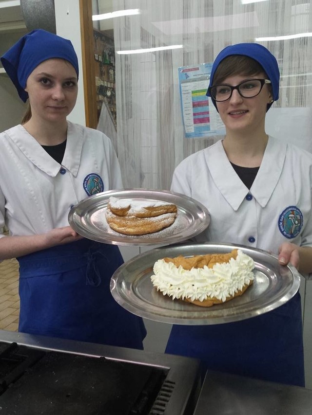 Uczniowie kształcący się na cukierników przygotowali desery