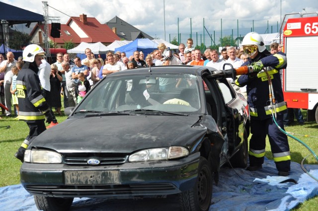 Strażacy-ochotnicy z gminy Orońsko dali pokaz ratownictwa - rozcinali oni samochód, w którym uwięziona była ofiara wypadku drogowego.