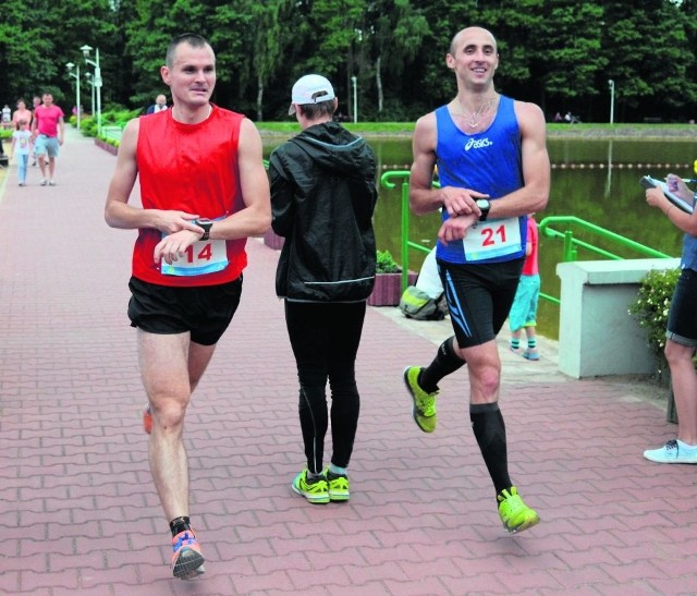 Michał Jagieło (z lewej) i Grzegorz Rakoczy wspólnie wbiegli na metę biegu na 10 kilometrów.