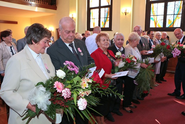 Jubilaci oprócz medali dostali pamiątkowe dyplomy, wydawnictwa grudziądzkie i bukiety kwiatów