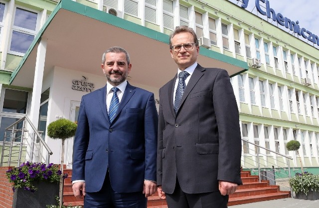 Prezes Grupy Azoty Mariusz Bober i prezes Polic Wojciech Wardacki przed siedzibą polickich zakładów.