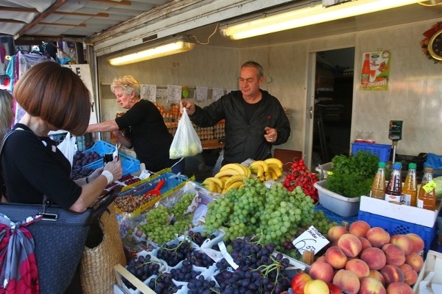- Ludzie kupują owoce i warzywa na rynku, bo mają pewność, że tu wszystko jest świeże - mówią Grażyna i Jan Nowiccy, sprzedawcy na targowisku Turzyn Hurt.