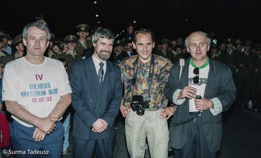 Mieszkańcy Stargardu i kolarze w 1992 roku. Kryterium z Ryszardem Szurkowskim. zOBACZ archiwalne zdjęcia 