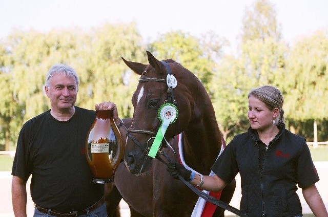 Jako jedyny polski jeździec dał prywatny pokaz w pałacu Windsor przed brytyjską królową Elżbietą II. Za wyjazd do Szwajcarii w szkole średniej dostał tyle pieniędzy, co jego ojciec zarabiał na uczelni przez trzy miesiące. Karierę jeździecką umiejętnie połączył ze studiowaniem weterynarii, dzięki czemu poznał swoje ukochane konie na wylot. Andrzej Sałacki (na zdjęciu z lewej), obecnie menadżer jedynego w Polsce Jeździeckiego Ośrodka Przygotowań Olimpijskich w Zakrzowie oraz trener pierwszego w rankingu Polskiego Związku Jeździeckiego klubu Lewada, opowiada nam o swoich wyjątkowych przeżyciach sportowych oraz wyjaśnia, jak człowiek z koniem mogą osiągnąć idealne porozumienie.