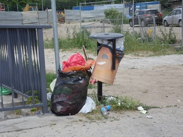 Jeszcze w niedzielę po mieście walały się kolorowe strzępy lampionów a kosze kipiały od śmieci