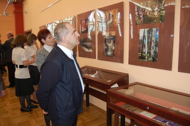 W Muzeum Ziemi Szubińskiej otwarta została wczoraj okolicznościowa wystawa poświęcona Katyniowi. O przygotowaniach opowiadał Piotr Fiałkowski.
