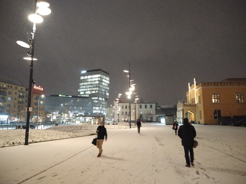 Sypnęło śniegiem we Wrocławiu. Momentalnie zrobiło się biało (ZDJĘCIA)
