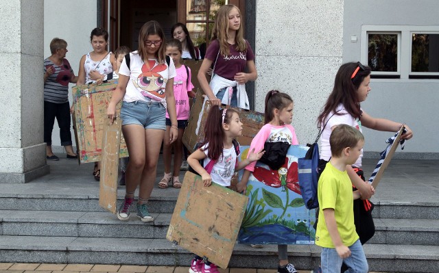 Były warsztaty teatralne i lalkarskie teraz przyszedł czas na zajęcia plastyczne prowadzone przez Mariannę Gitner - Sawistowską. Pogoda dopisuje to najlepiej twórczo pracuje się w na łonie natury. Najładniejsze plenery znaleziono w Parku im. Piotr Janowskiego.