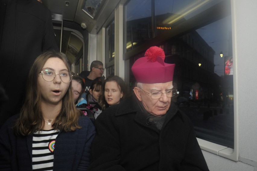 Kraków. Kolędowali z metropolitą krakowskim w tramwajach