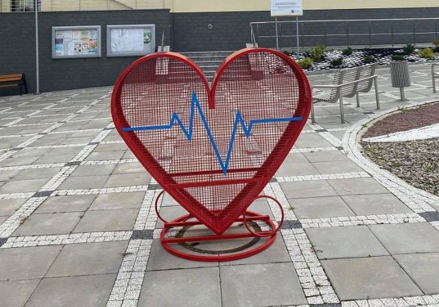 Olbrzymie, metalowe serce stanęło przy budynku Urzędu Miejskiego w Sędziszowie. Wrzuć nakrętki i pomagaj!
