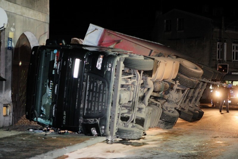 Ciężarówka przewróciła się na ul. Gierczak w Szcze