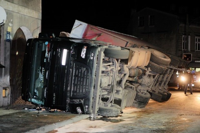 Ciężarówka przewróciła się na ul. Gierczak w Szcze