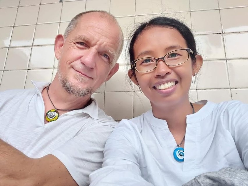 Piotr Poznał Arun w Indonezji. Od 13 lat mieszka z żoną w...