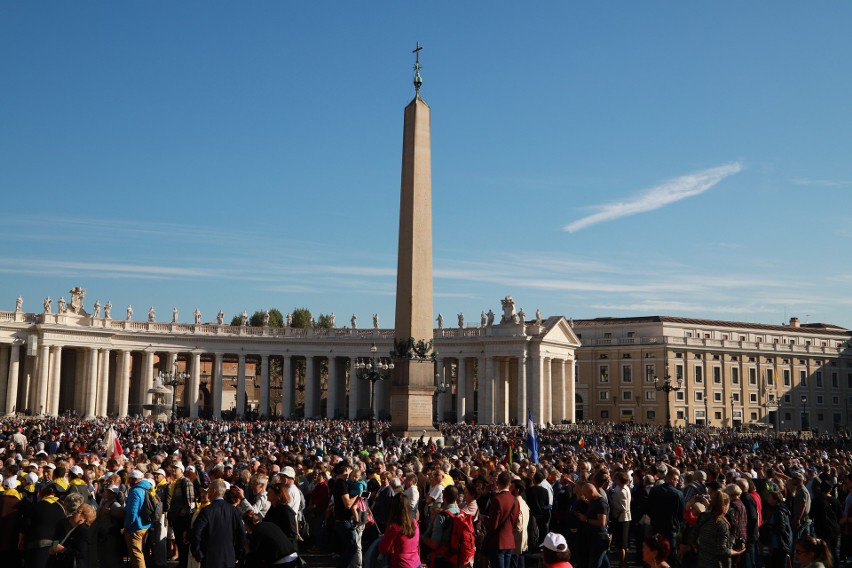 Pielgrzymi z Krakowa w Watykanie. Odwiedzili grób św. Jana Pawła II, spotkali się z papieżem Franciszkiem [ZOBACZ ZDJĘCIA]