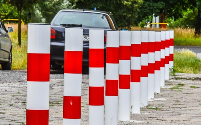 Słupki nie dają miejsc parkingowych, tylko je zabierają