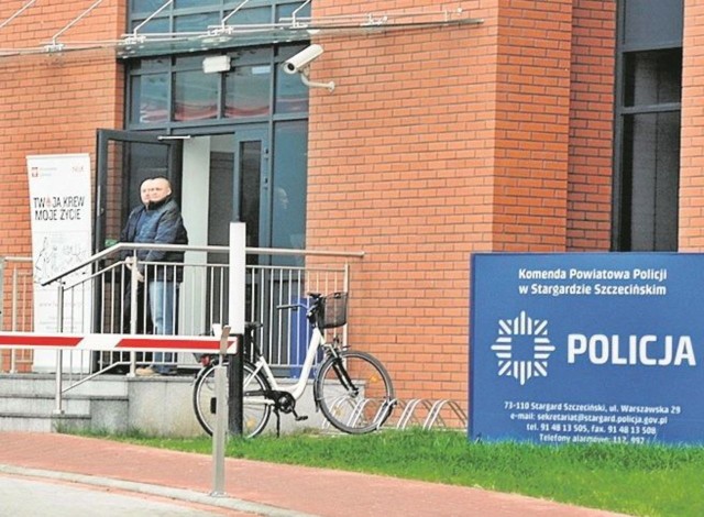 Nową siedzibę policji otwarto latem, ale zapomniano o stojakach na rowery. Pojawiły się po kilku miesiącach, czyli dopiero po publikacji w Głosie. Są takie, do których przypina się tylko jedno koło.