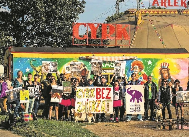 Protest działaczy Szczecińskiej Inicjatywy na Rzecz Zwierząt Basta! przeciw wykorzystywaniu zwierząt w cyrkach