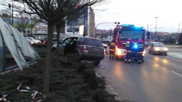 Do wypadku doszło  na rondzie Jagiellonów. Vw passat wjeżdżał na rondo, jadąc od strony PKS. Zderzył się z land roverem. Land rover stracił przyczepność i wjechał w tzw. ślimaka, czyli zadaszenie prowadzące do przejścia podziemnego. Kobieta kierująca land roverem trafiła do szpitala.