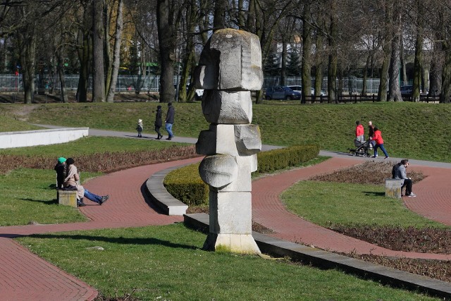 Chociaż w niedzielę jest piękna, słoneczna pogoda, w poznańskich parkach spacerowiczów znacznie mniej niż zwykle. Większość mieszkańców w obawie przed koronawirusem spędza czas w domu. Zobacz zdjęcia z poznańskich parków ---->