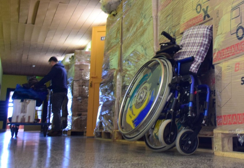 Tarnobrzeg przyjął duży transport darów ze Szwajcarii dla Ukrainy. Potrzebuje ich walczący Czernihów i uciekający przed wojną [ZDJĘCIA]