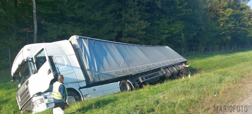 Ciężarówka wpadła do rowu i przewróciła się miedzy węzłami...