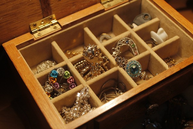 Niezależnie od tego, jak często ubieramy kolczyki, pierścionki czy bransoletki wszystkie takie elementy mogą stracić swój blask, zmatowieć czy pokryć się ciemnym nalotem. Jak wyczyścić srebrną, złotą, sztuczną biżuterię? Zobacz wszystkie sposoby --->