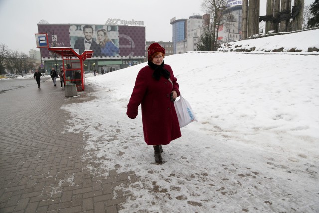 W niektórych miejscach w centrum jest zdecydowanie za ślisko - uważa Marianna Szulburska