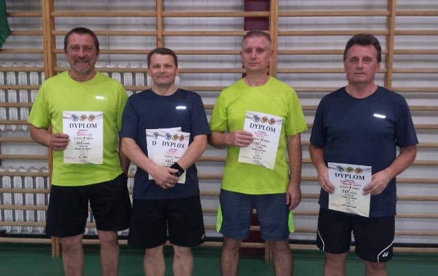 Badmintonowi weterani z Nowej Dęby podczas 122 FZ Forza Grand Prix Mielca, stoją od lewej strony: Jacek Tomasiewicz, Tadeusz Szczur, Mieczysław Sitko i Adam Bunio.