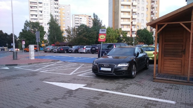 Parking galerii Nowy Świat. Kierowca audi zostawił samochód na miejscach zarezerwowanych dla taksówek.