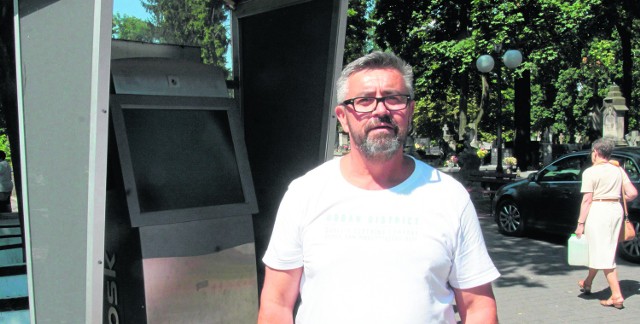 Maciej Jędrzejowski, dyrektor cmentarza na ulicy Limanowskiego pokazuje infokiosk.