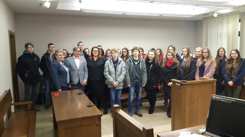 Uczniowie z Ożarowa gościli w Sądzie Rejonowym w Opatowie 