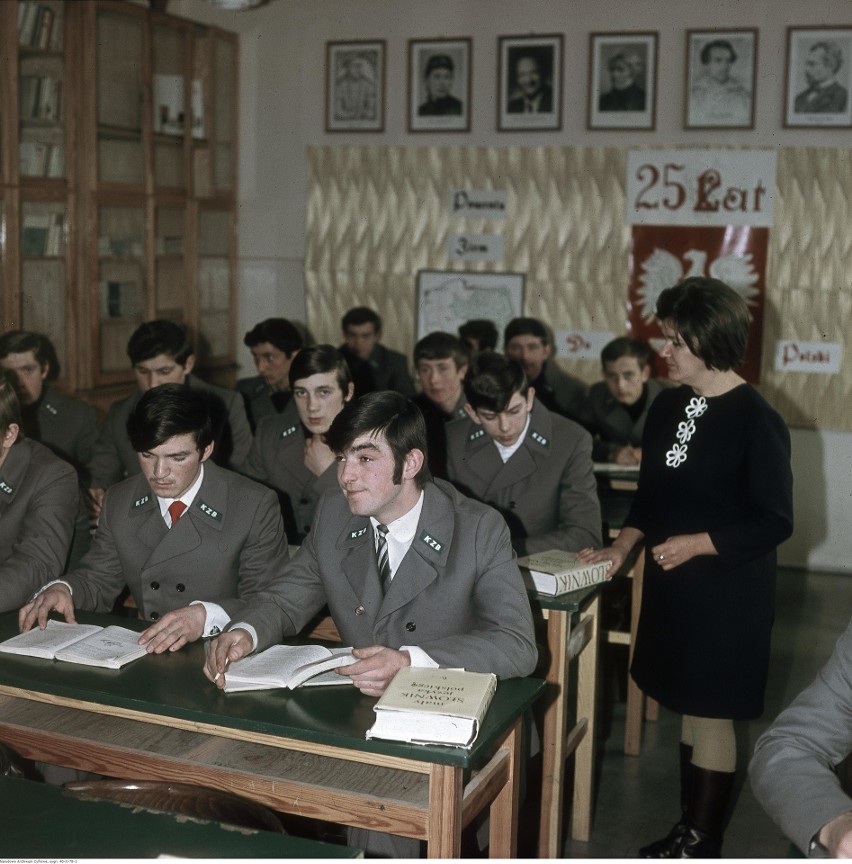 1970

Nauczycielka prowadzi lekcję języka polskiego.