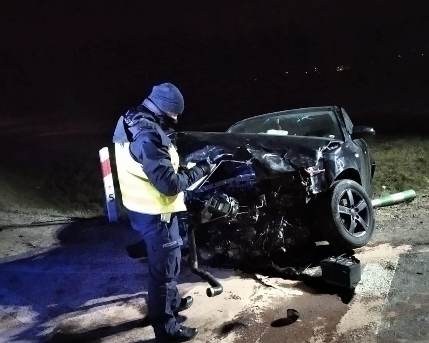 Moczydły. Wypadek na obwodnicy Raczek. Zderzenie audi z ciężarówką. 21-letni kierowca osobówki trafił do szpitala 