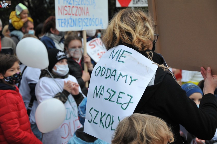 Mieszkańcy Smardzowic protestowali przeciwko likwidacji...