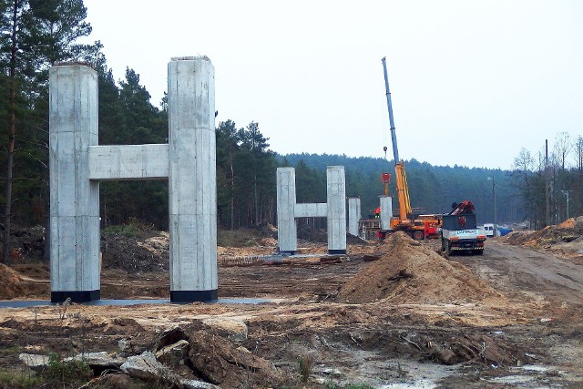 Podpory trzynastoprzęsłowej estakady nad torami i rzeką Kamienną