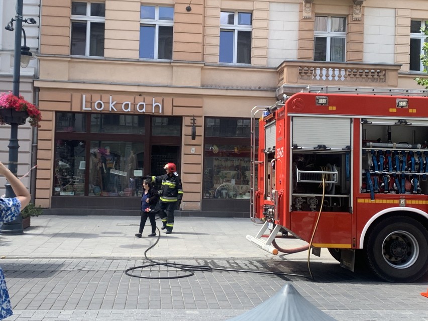 Pożar na ul. Piotrkowskiej w Łodzi. Ogień pojawił się w sklepie z akcesoriami orientalnymi ZDJĘCIA