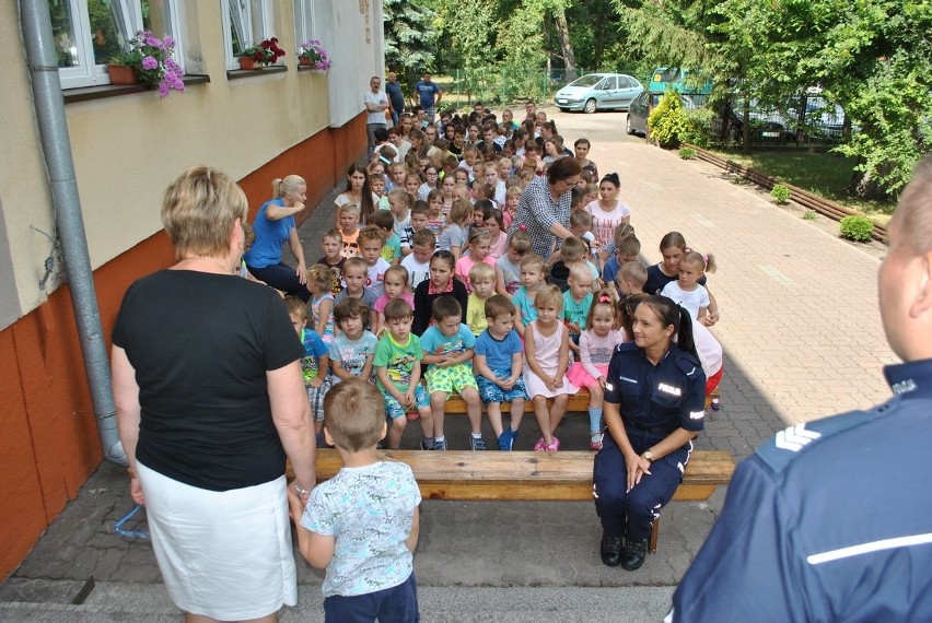 W Radziejowie i Pocierzynie policjanci i strażacy rozmawiali z dziećmi o bezpiecznych wakacjach nad wodą