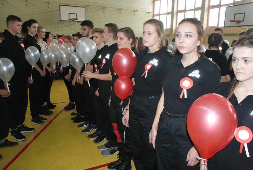 Powiatowy Zespół Szkół w Chęcinach śpiewał hymn wraz z całą Polską [WIDEO, zdjęcia]