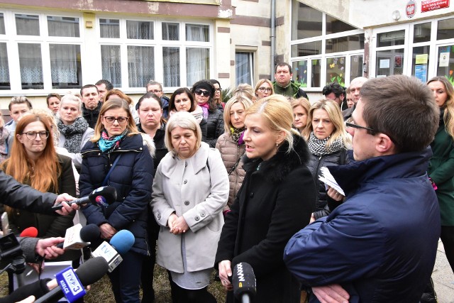 W poniedziałek rodzice zorganizowali konferencję prasową przed Szkołą Podstawowa przy ulicy Marszałkowskiej obronie  placówki prowadzonej przez nazeratanki.